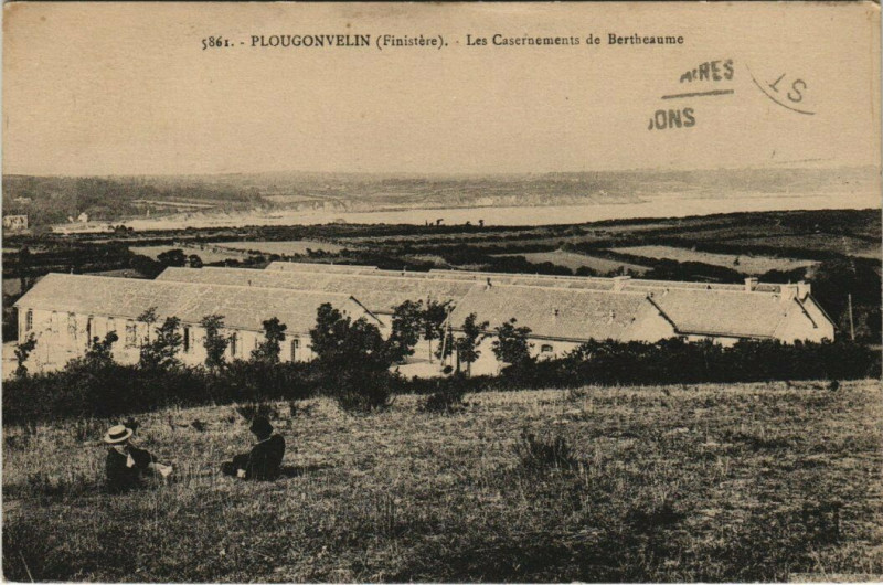 Carte postale ancienne Plougonvelin - Les Casernements de Bertheaume à Plougonvelin