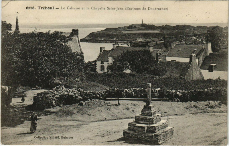 Carte postale ancienne Treboul Le Calvaire et la Chapelle Saint-jean