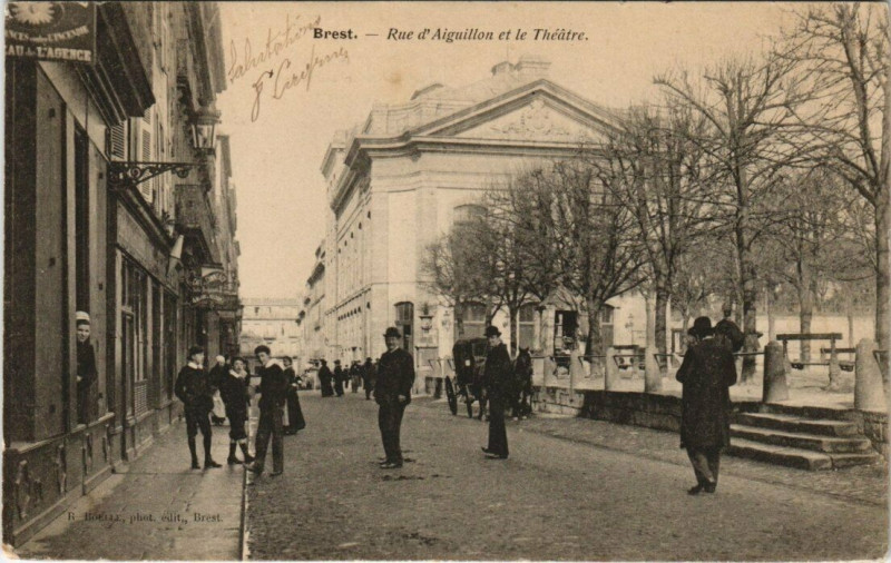 Carte postale ancienne Brest - Rue d'Aiguillon et le Théatre à Brest