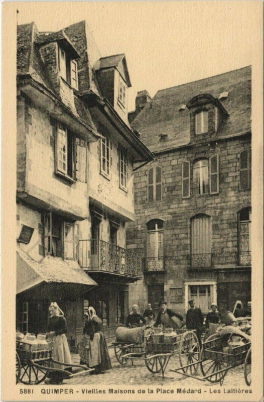 Carte postale ancienne Quimper Vieilles Maisons de la Place Médard - Laitieres à Quimper