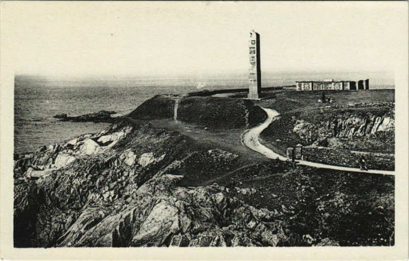 Carte postale ancienne La Pointe Saint-Mathieu - Le monument