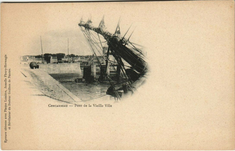 Carte postale ancienne Concarneau - Pont de la Vieille Ville à Concarneau