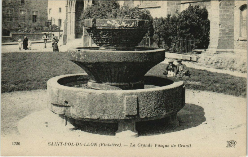 Carte postale ancienne Saint-Pol-de-Leon - La Grande Vasque de Granit à Saint-Pol-de-Léon