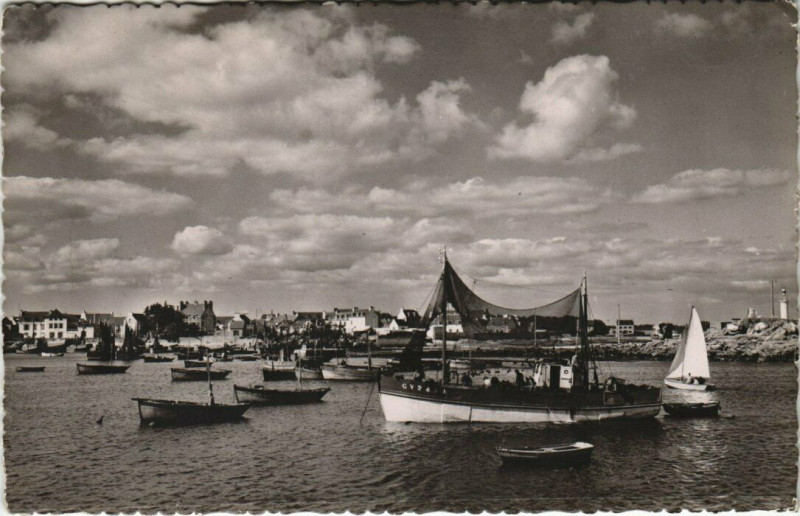 Carte postale ancienne Lesconil - Le Port vu du Mole