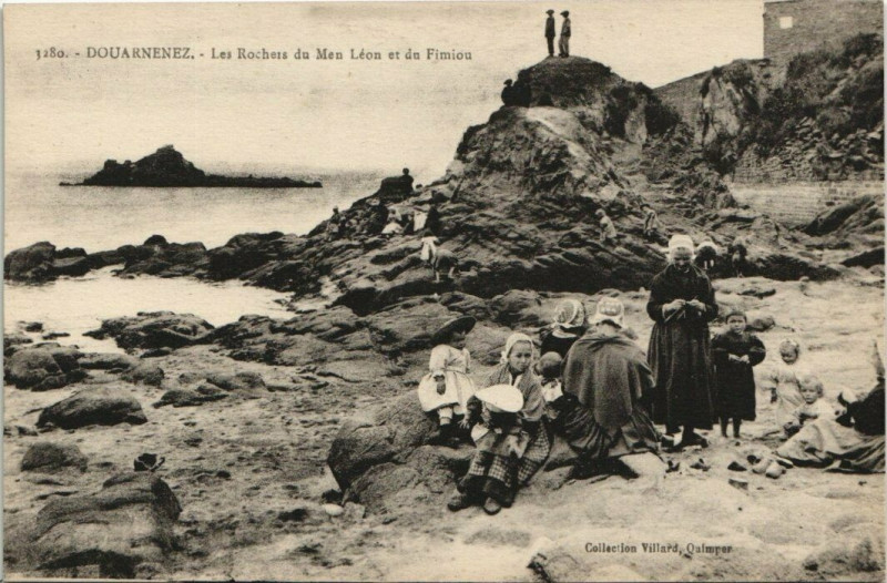 Carte postale ancienne Douarnenez - Les Rochers du Men-Leon et du Fimiou à Douarnenez