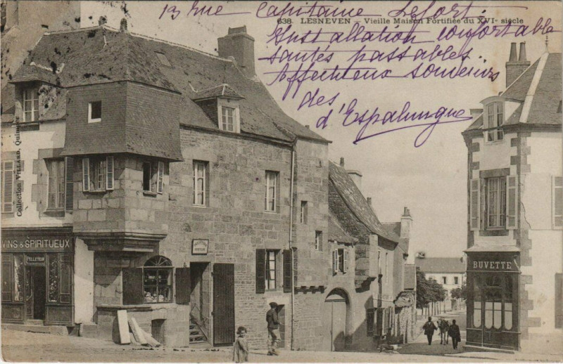 Carte postale ancienne Lesneven - Vieille Maison à Lesneven