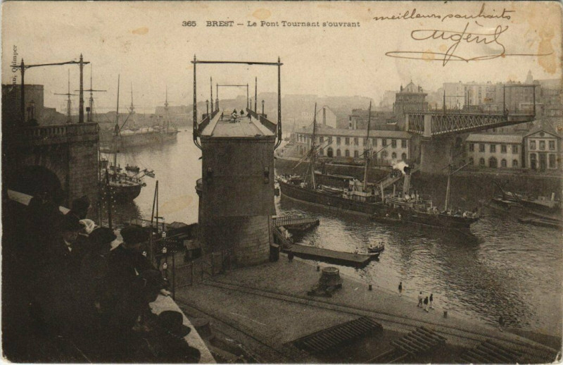 Carte postale ancienne Brest - Le Pont Tournant souvrant à Brest