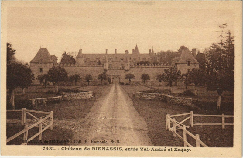 Carte postale ancienne Chateau de Bienassis entre Val-André et Erquy