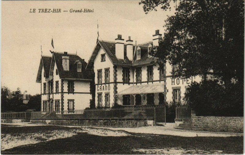 Carte postale ancienne Le Trez-Hir - Grand Hotel