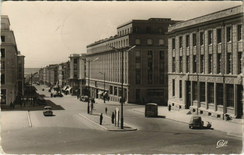 Carte postale ancienne Brest - Hotel de la Poste et Rue de Siam à Brest