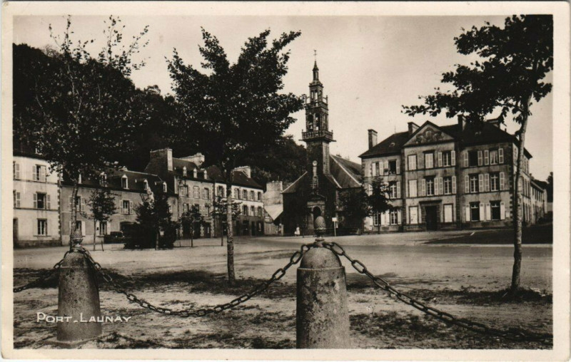 Carte postale ancienne Port-Launay - La Place à Port-Launay