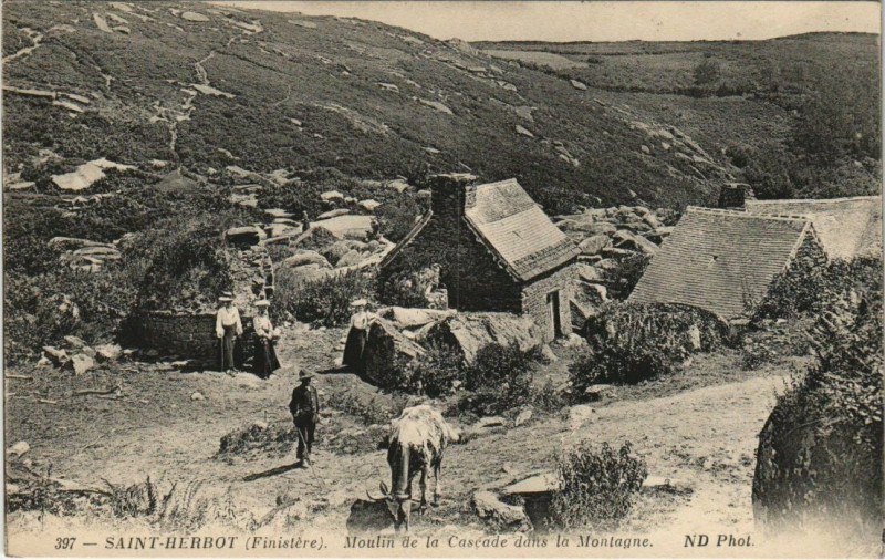 Carte postale ancienne Saint-Herbot - Moulin de la Cascade dans la Montagne