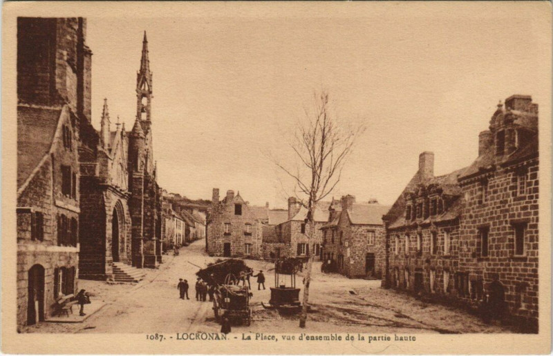Carte postale ancienne Locronan - La Place à Locronan