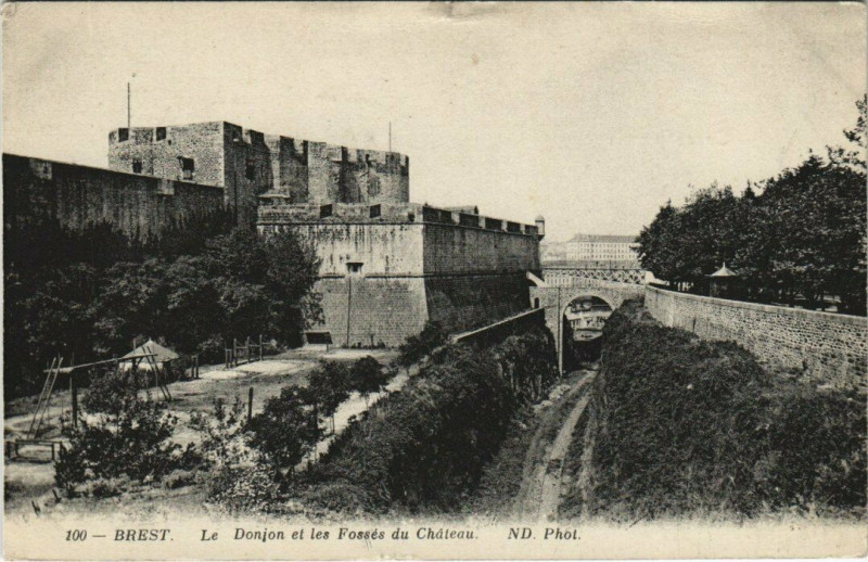 Carte postale ancienne Brest - Le Donjon et les Fossés du Chateau à Brest