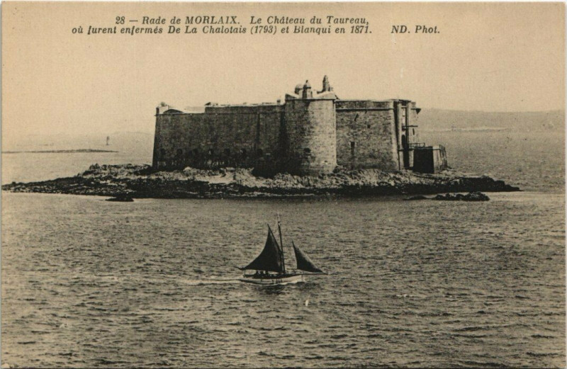 Carte postale ancienne Rade de Morlaix - Le Chateau du Taureau à Morlaix