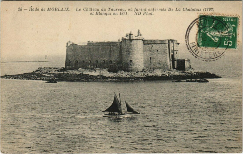 Carte postale ancienne Rade de Morlaix Chateau du Taureau à Morlaix