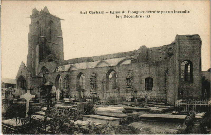 Carte postale ancienne Carhaix Eglise du Plouguer
