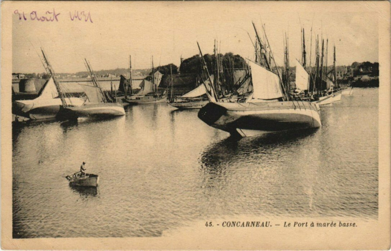 Carte postale ancienne Concarneau - Le Port a marée basse à Concarneau