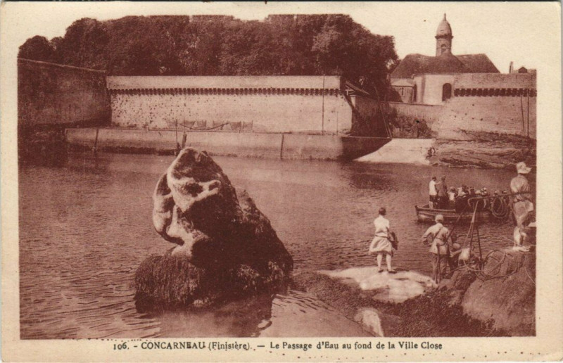 Carte postale ancienne Concarneau - Le Passage d'Eau au fond de la Ville Close à Concarneau