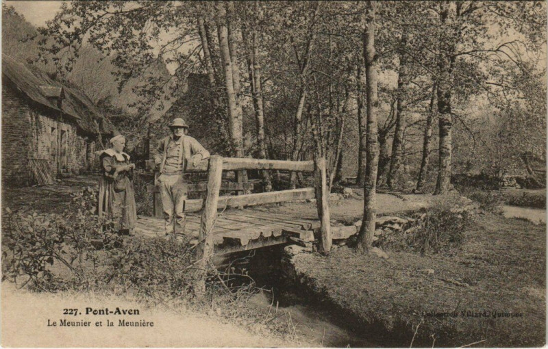 Carte postale ancienne Pont-Aven Le Meunier et le Meuniere à Pont-Aven
