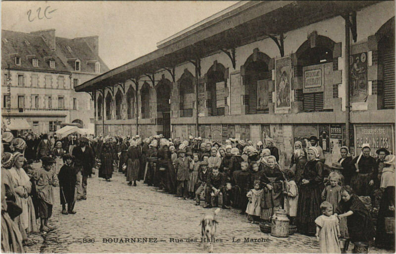 Carte postale ancienne Douarnenez Rue des Halles Le Marché à Douarnenez