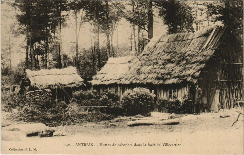 Carte postale ancienne Antrain Huttes de sabotiers dans la foret de Villecartier