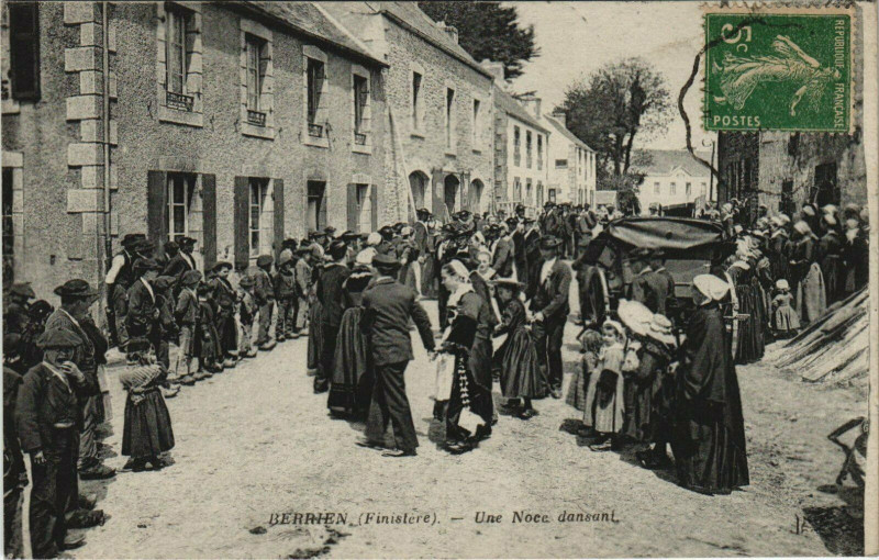 Carte postale ancienne Berrien Une Noce dansant à Berrien