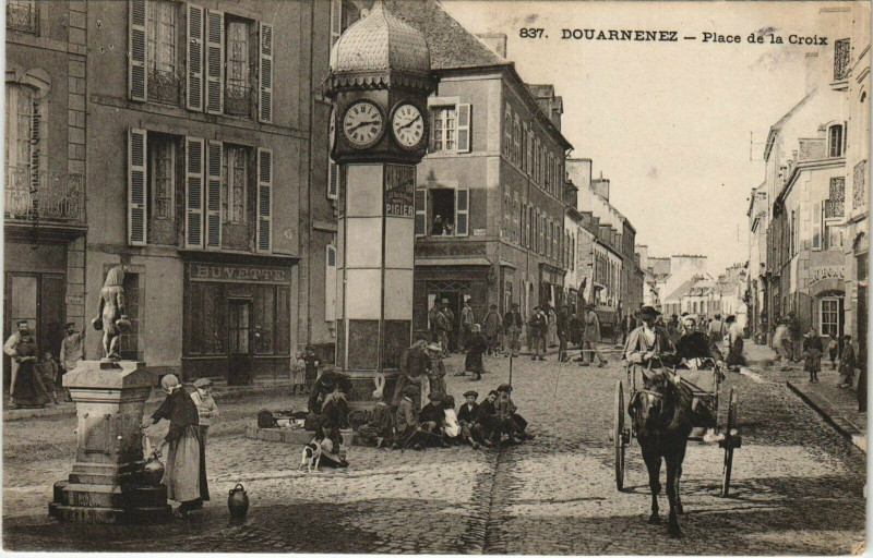 Carte postale ancienne Douarnenez Place de la Croix à Douarnenez