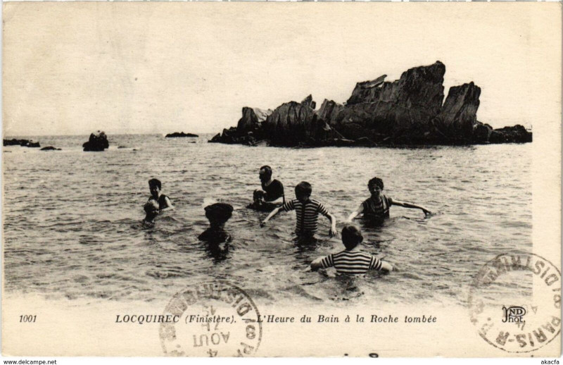 Carte postale ancienne Locquirec - L'Heure du Bain a la Roche Tombee à Locquirec