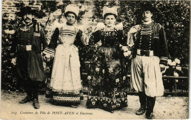 Carte postale ancienne Pont Aven- Costumes France à Pont-Aven