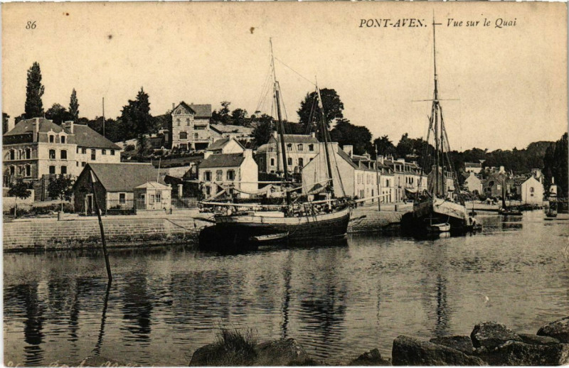 Carte postale ancienne Pont Aven- vue sur le Quai France à Pont-Aven