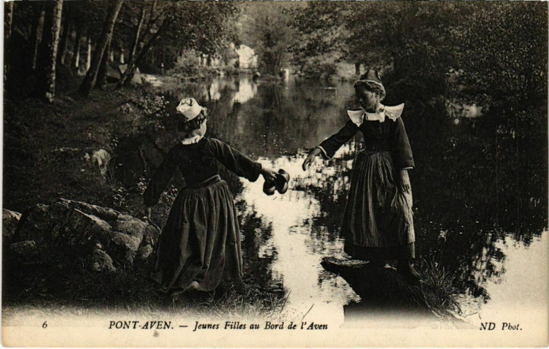 Carte postale ancienne Pont Aven- Jeunes filles au Bord de l'Aven France à Pont-Aven