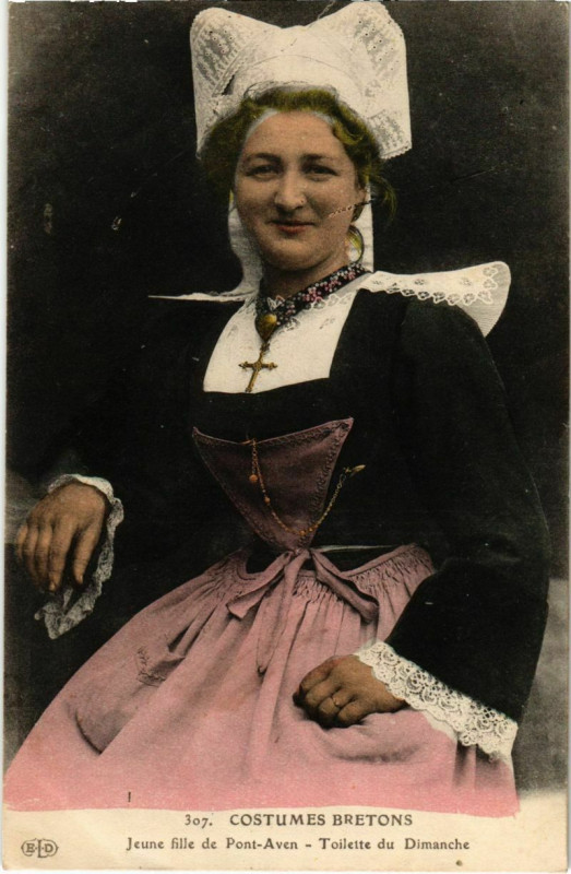 Carte postale ancienne Pont Aven- Jeune fille, Toilette du Dimanche France à Pont-Aven