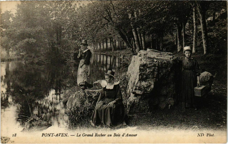 Carte postale ancienne Pont Aven- Le Grand Rocher au Bois d'Amour France à Pont-Aven