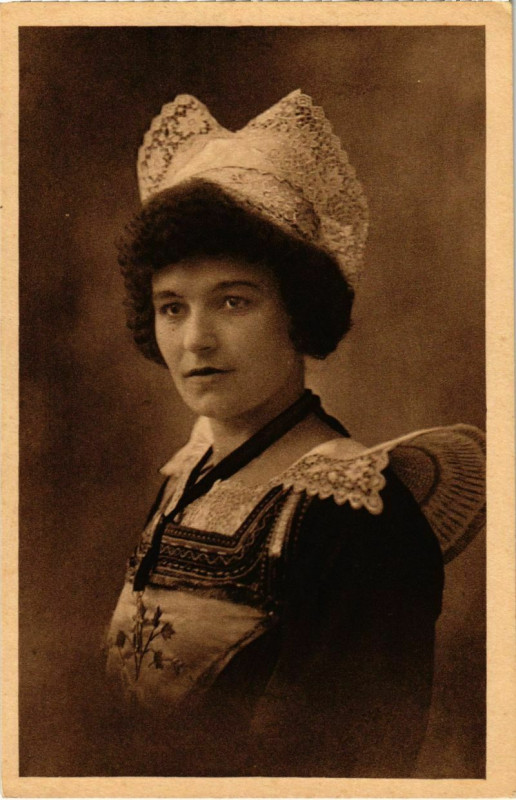 Carte postale ancienne Pont Aven- Jeune fille France à Pont-Aven