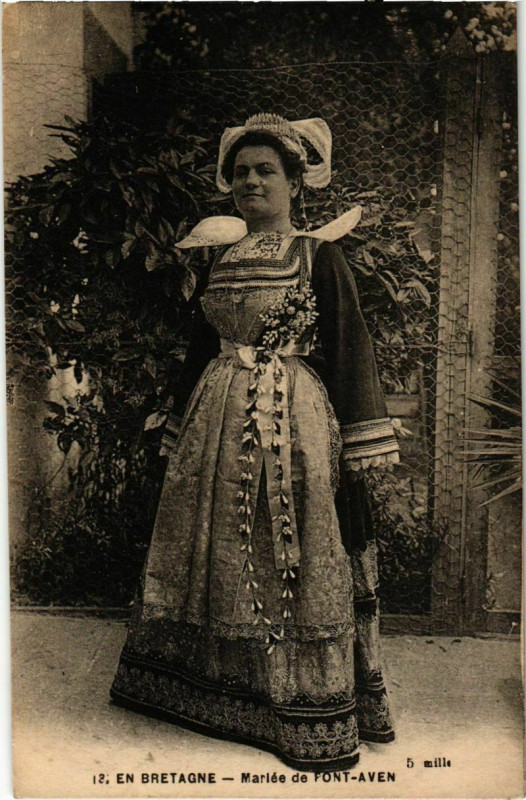 Carte postale ancienne Mariee de Pont Aven France à Pont-Aven