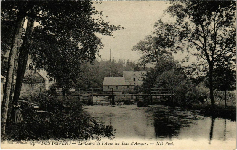 Carte postale ancienne Pont Aven- Le Cours de l'Aven au Bois d'Amour France à Pont-Aven