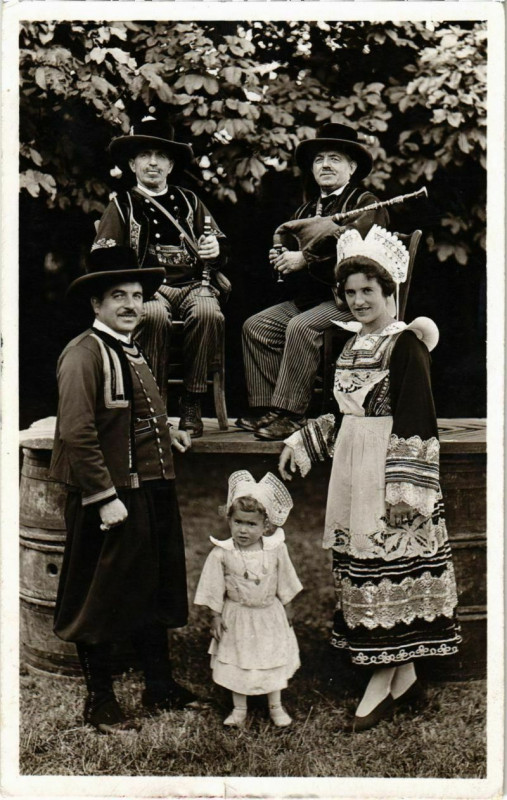 Carte postale ancienne Pont Aven- M.et Mme E. Cueff et leur fille Annick France à Pont-Aven