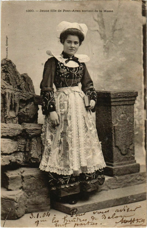Carte postale ancienne Pont Aven- Jeune fille sortant de la Messe France à Pont-Aven