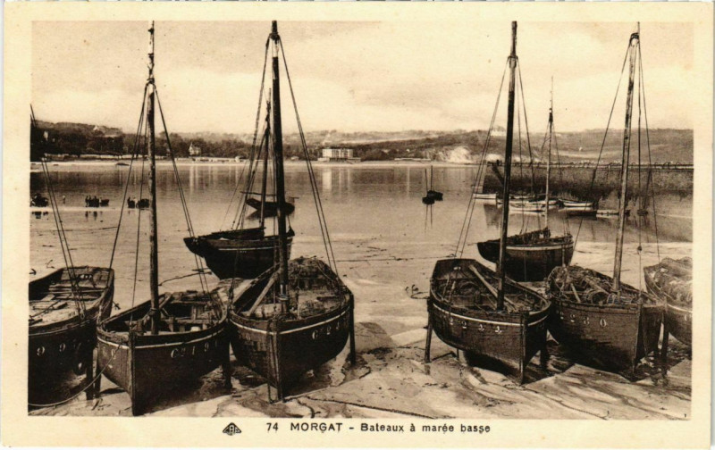 Carte postale ancienne Morgat- Bateaux a maree basse France