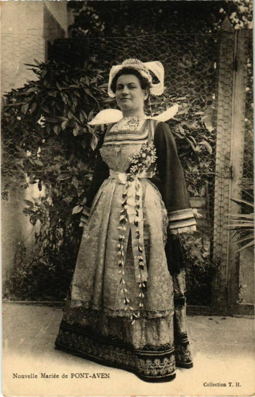 Carte postale ancienne Nouvelle Mariee de Pont Aven France à Pont-Aven