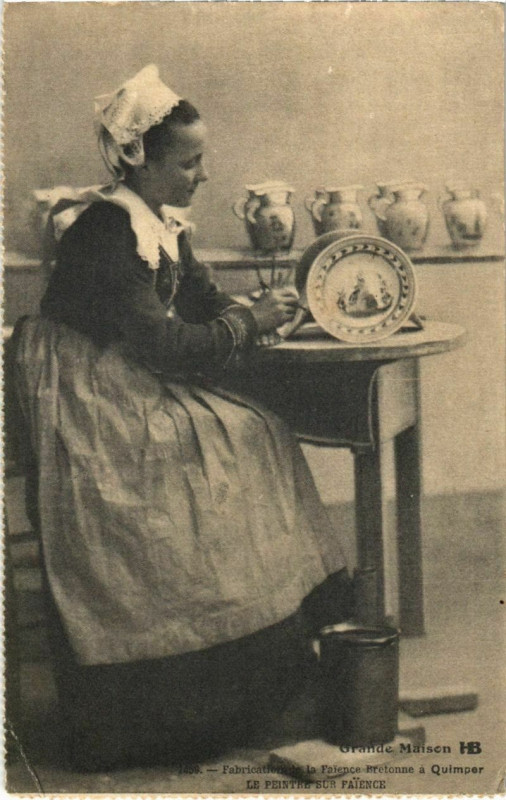 Carte postale ancienne Quimper- Fabrication de la Faience Bretonne France à Quimper