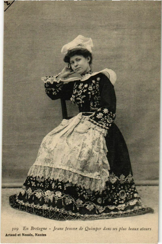 Carte postale ancienne Quimper- Jeune femme France à Quimper