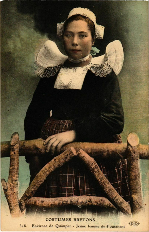 Carte postale ancienne Quimper- Jeune femme France à Quimper