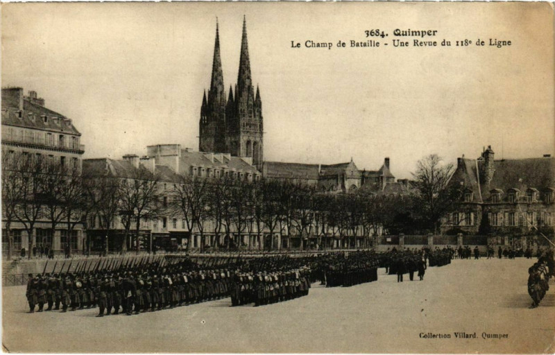 Carte postale ancienne Quimper- Le Champ de Bataille,une revue du 118e de Ligne France à Quimper