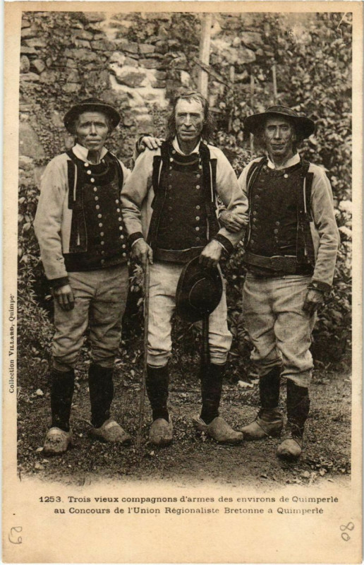 Carte postale ancienne Quimperle- Troi vieux compagnons d'armes France à Quimperlé