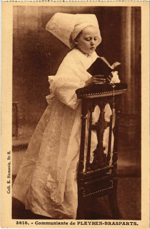 Carte postale ancienne Plougastel Daoulas- Communiante France à Daoulas