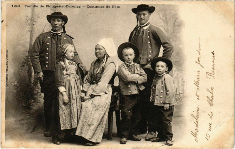 Carte postale ancienne Plougastel Daoulas- Famille , costume de fete France à Daoulas