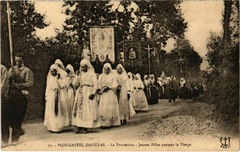 Carte postale ancienne Plougastel Daoulas- Jeunes Filles portant la Vierge France à Daoulas