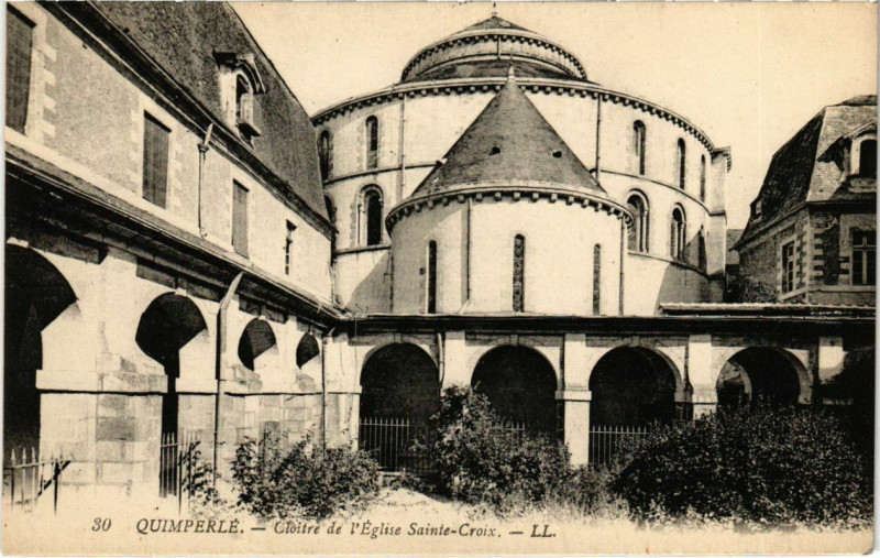 Carte postale ancienne Quimperle- Cloitre de l'Eglise Croix France à Quimperlé